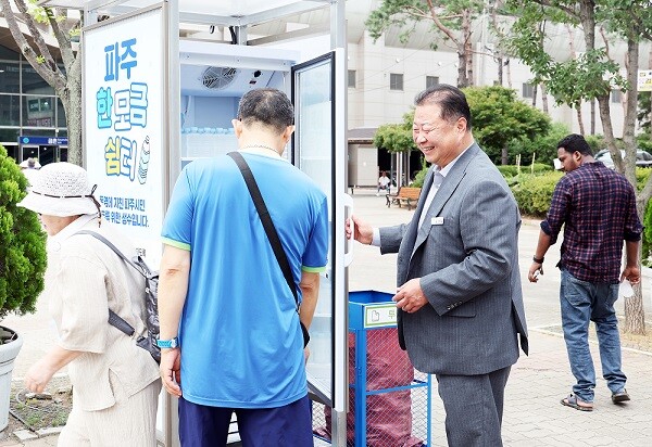 김경일 파주시장, ‘한 모금 쉼터’ 운영 현황 점검. 파주시 제공