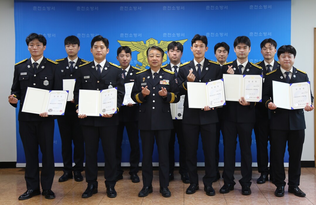 춘천소방서 용석진 서장(가운데)과 승진 소방공무원들이 임용장 수여식 후 기념촬영을 하고 있다