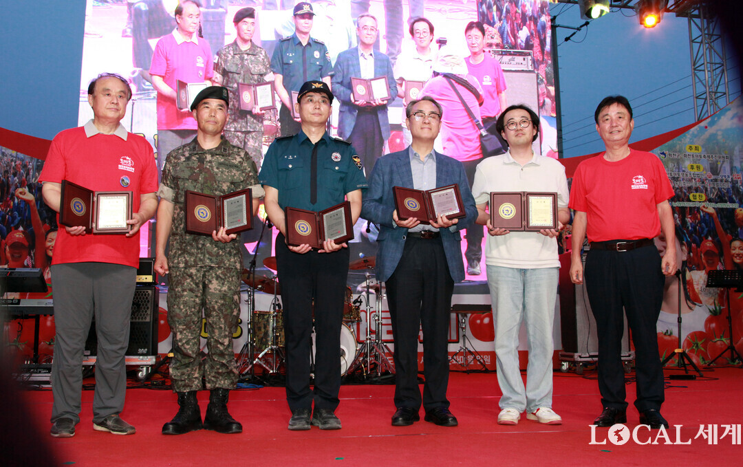 최문순 군수(오른쪽 첫번째)가 개막식에 앞서 화천토마토축제 유공자에게 표창장을 전달했다