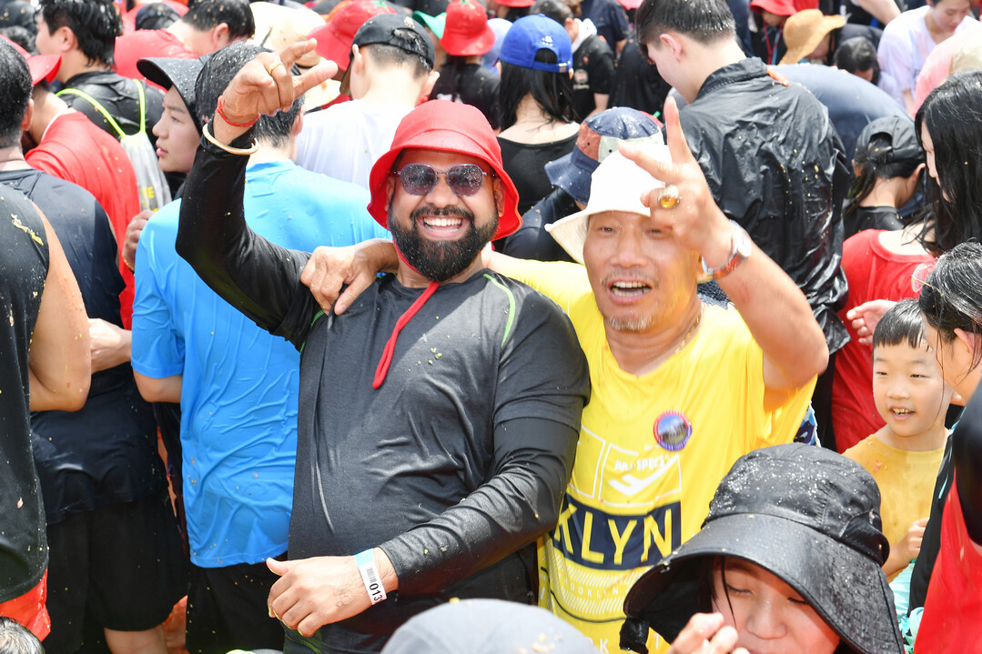 2일 주말을 맞아 2025 화천토마토축제장을 방문한 관광객들이 메인 프로그램인 
