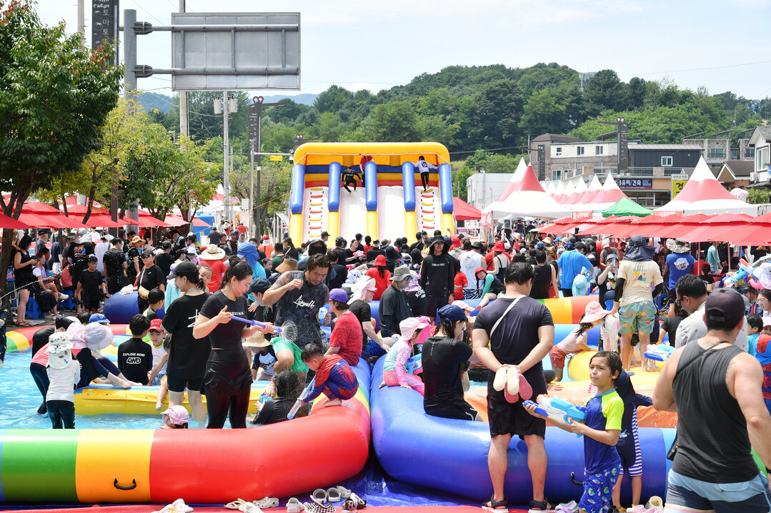  2일 주말을 맞아 2025 화천토마토축제장을 방문한 관광객들이 축제장 내 물놀이시설에서 더위를 식히고 있다