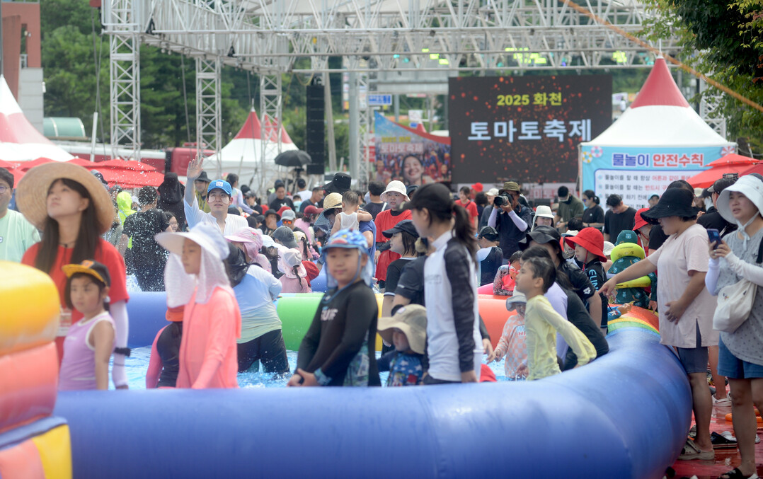  2일 주말을 맞아 2025 화천토마토축제장을 방문한 관광객들이 축제장 내 물놀이시설에서 더위를 식히고 있다