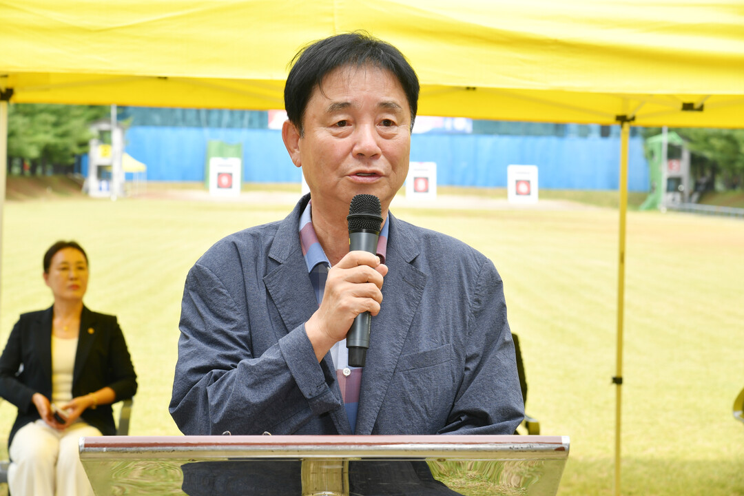 최문순 군수가 제8회 화천군수기 강원특별자치도 남녀 궁도대회에서 인사말을 하고 있다.