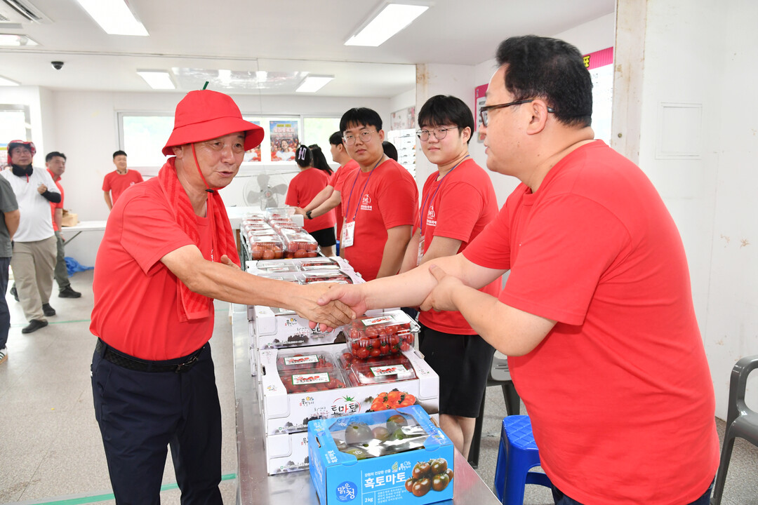 3일 최문순 화천군수가 축제장 프로그램 부스 관계자들을 격려하고 있다. 