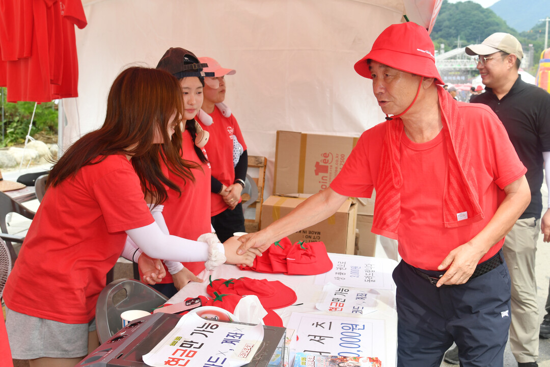 3일 최문순 화천군수가 축제장 프로그램 부스 관계자들을 격려하고 있다. 