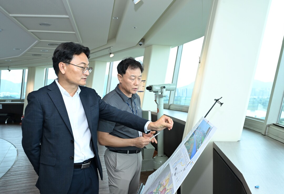 엄진섭 구리 부시장이 구리토평2 공공주택지구 조성사업 예정부지를 바라보고 있다. 구리시 제공