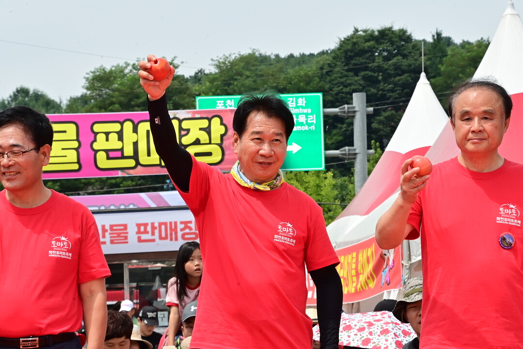 황금반지가 들어있는 토마토를 들어보이는 류희상 군의장