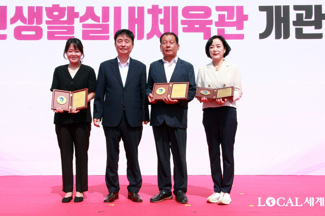 화천 생활실내체육관 개관식에서 유공자에게 표창장과 공로패가 수여됐다.(왼쪽에서 두번째 최문순 군수)
