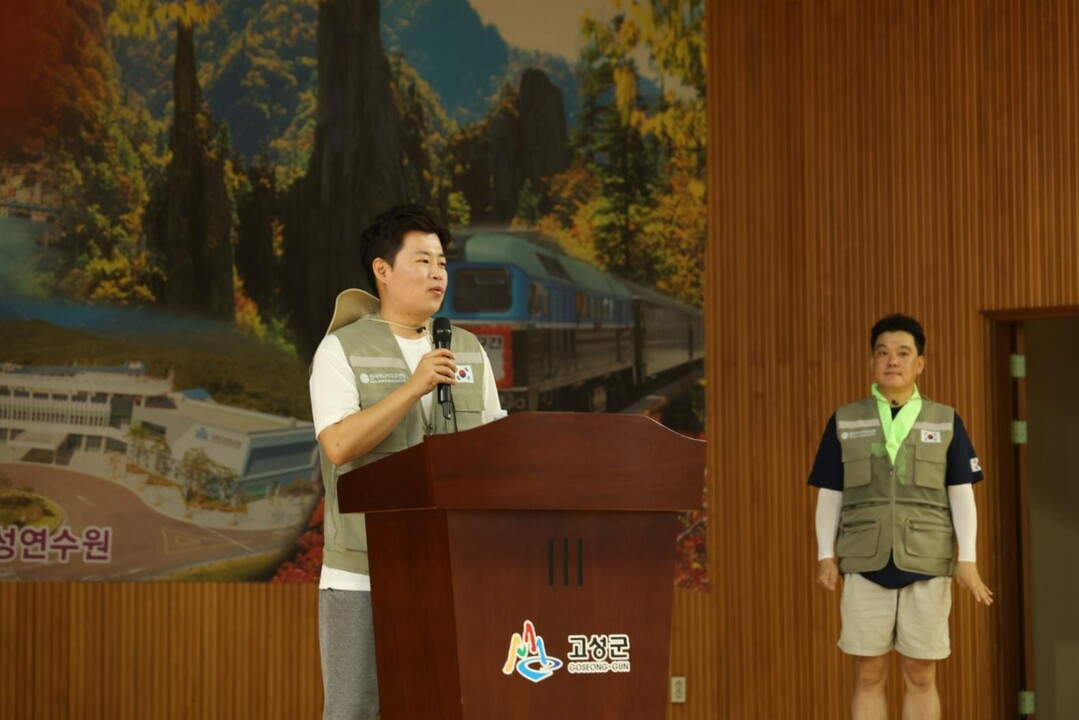 김용래 회장이 ‘제13회 2025 DMZ 평화둘레길 대장정’ 출정식에서 인사말을 하고 있다