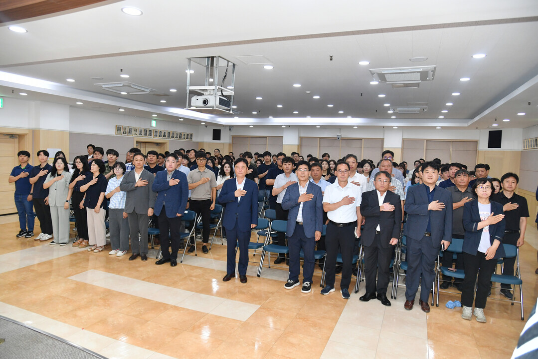 8월 화천군청 월례조회가 6일 군청 대회의실에서 최문순 군수, 최수명 부군수를 비롯한 각 실과소장, 전직원이 참석한 가운데 열렸다