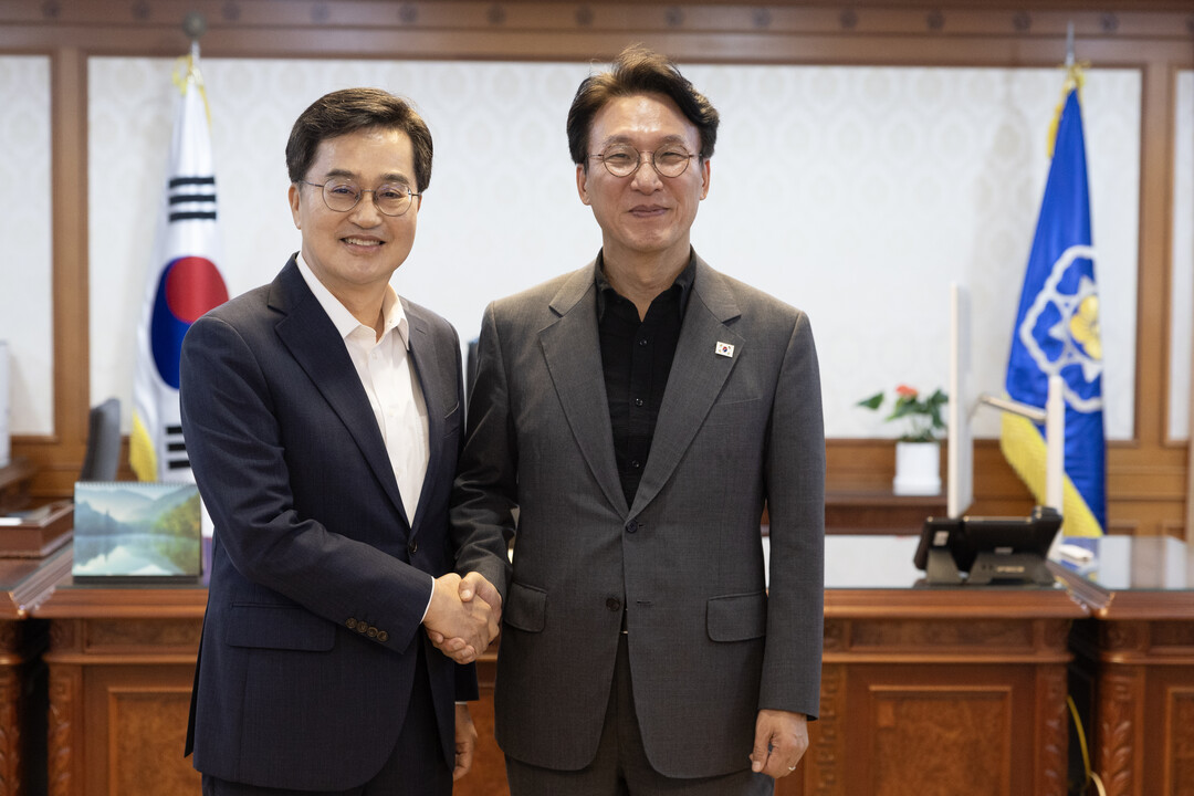 김동연 지사(왼쪽)가 김민석 국무총리(오른쪽)과 악수를 나누고 있다. 경기도 제공