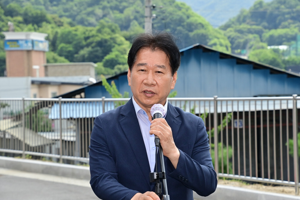 류희상 군의장이 사내면 사창리 치매 전담형 종합노인요양시설 준공식에서 축사를 하고 있다