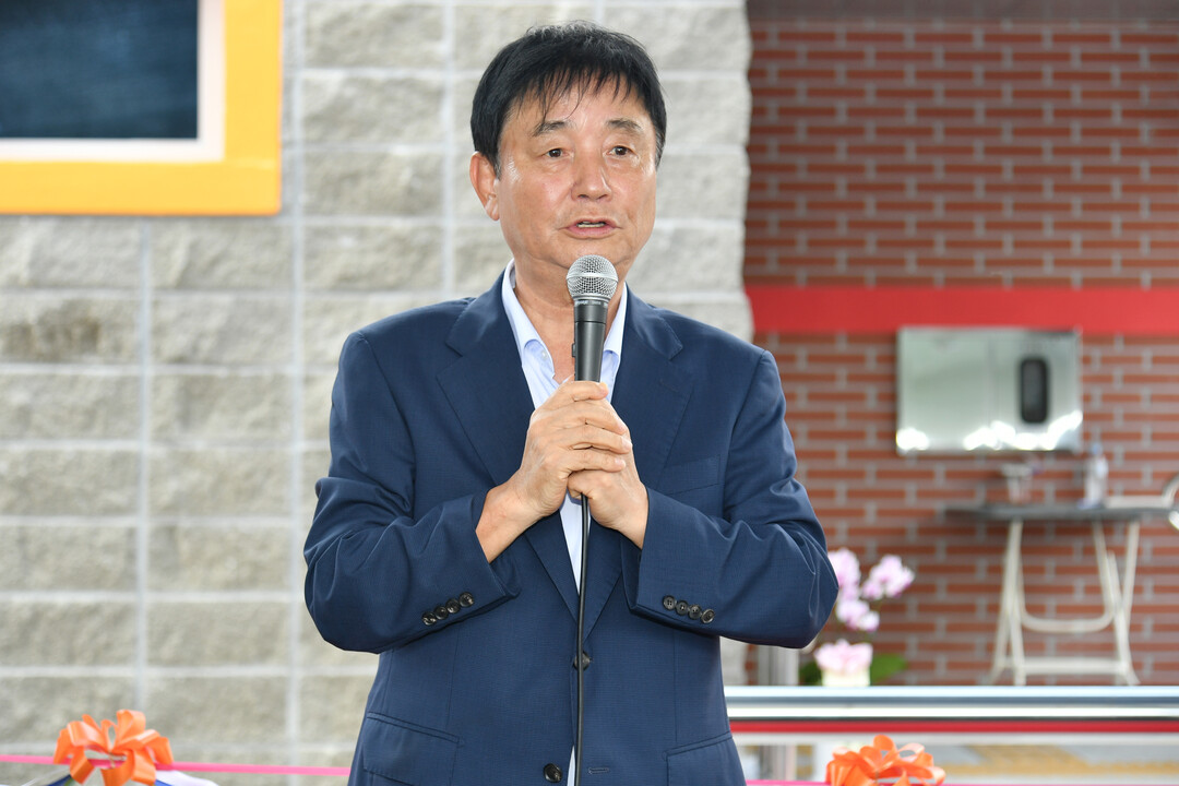 최문순 군수가 화천군 사내면 사창3리 경로당 준공식에서 축사를 하고 있다