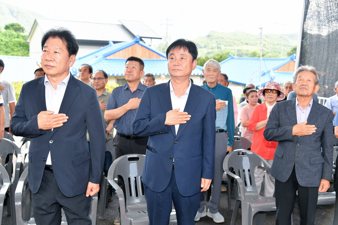 화천군 사내면 사창3리 경로당 준공식이 7일 사창3리에서 최문순 군수, 이화원 군노인회장, 박대현 도의원, 류희상 군의장과 군의원, 노인회원들과 주민 등이 참석한 가운데 열렸다.