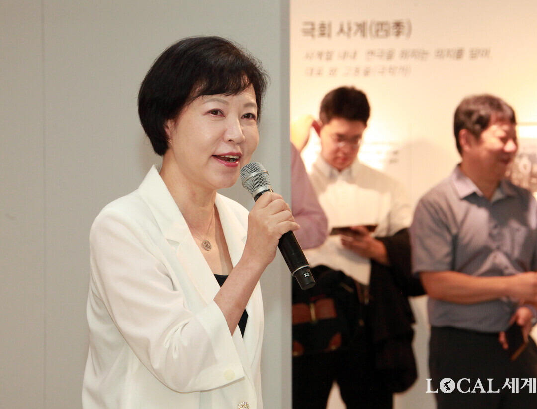 김별아 강원문화재단 이사장이 축사를 하고 있다