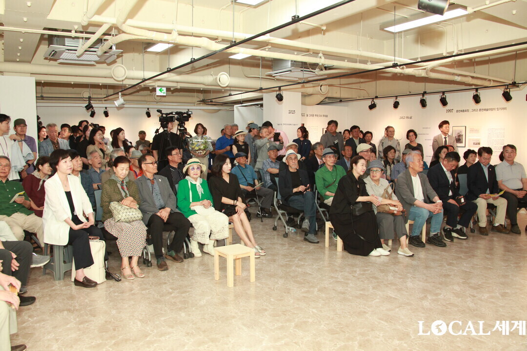 8일 최지순 연극 아카이브 : 시간을 잇다-삶이 된 연극, 기록이 된 시간’ 전시회 개막에 참석한 문화예술인들