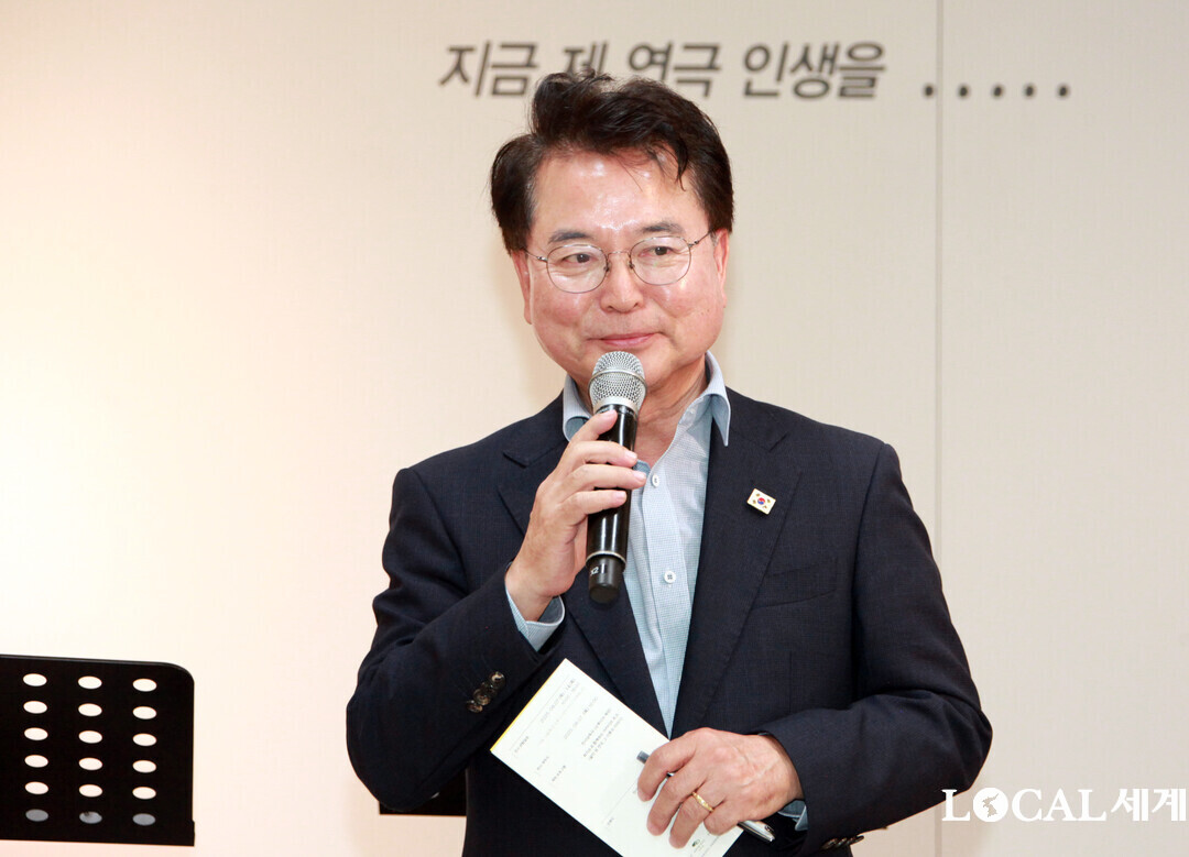 육동한 시장이 축사를 하고 있다