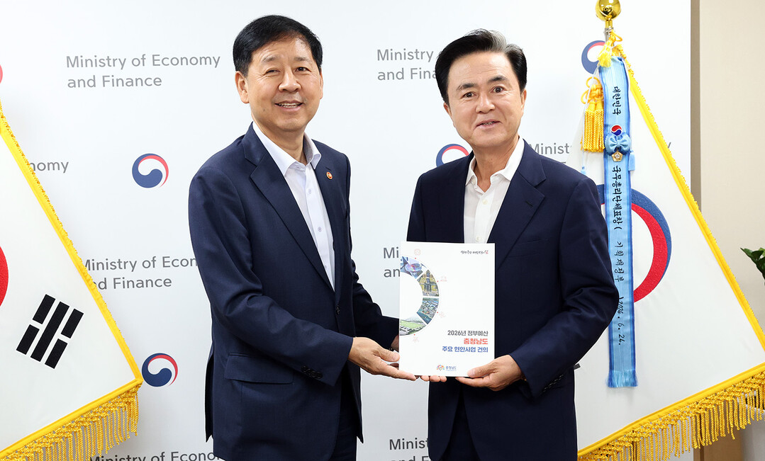 김태흠 충남도지사(우측)와 구윤철 경제부총리(좌측)가 기념촬영을 하고 있다. 충남도 제공