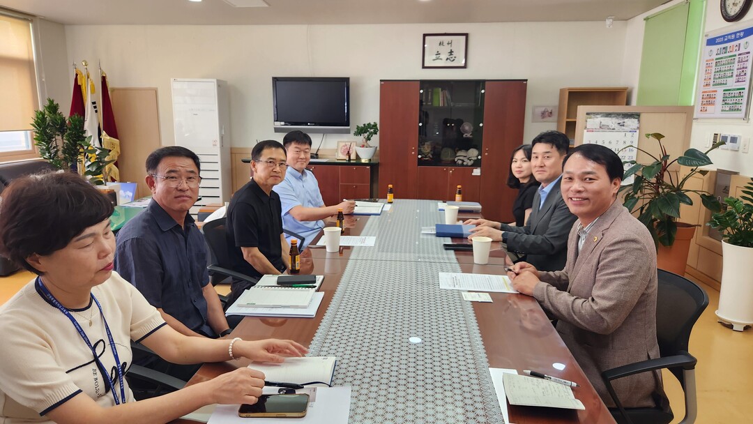 박기영 도의원(오른쪽 앞줄 첫번째)이 강원체고 급식비 개선 관련 간담 및 현장 점검을 진행하고 있다.