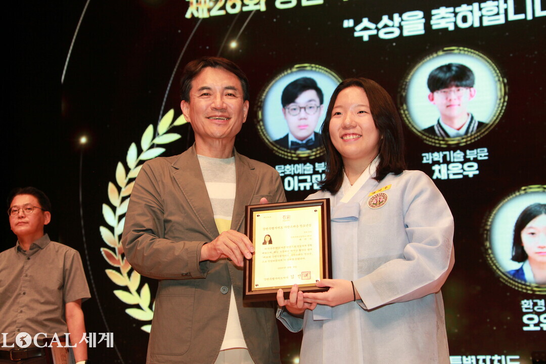  김진태 도지사가  ‘제26회 강원특별자치도 자랑스러운 청소년상 시상식에서 면학부문 수상자와 ’ 기념촬영을 하고 있다. 