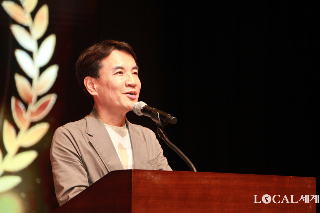 김진태 도지사가  ‘제26회 강원특별자치도 자랑스러운 청소년상 시상식’에서 환영사를 하고 있다.