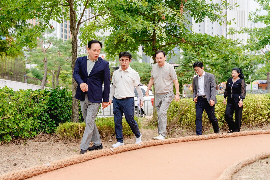 부산동 물놀이장·맨발황톳길 개장식 개최. 오산시 제공