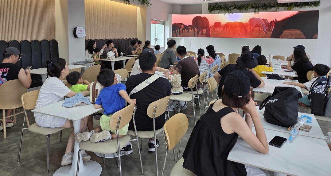 렛츠런파크 부산경남이 지난 9일 광복절을 앞두고 국가 안보를 위해 헌신하는 경남 창원시 진해구 소재 해군 기지사령부 가족 30여명을 초청해 뜻 깊은 시간을 갖고 있다.  렛부경 제공 