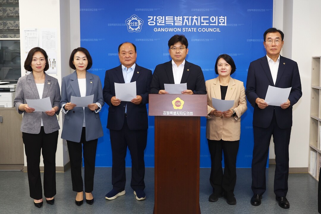 성명서 발표하는 강원도의회 더불어민주당 의원들(왼쪽부터 이지영 이승진 류인출 전찬성 박윤미 정재웅 의원)