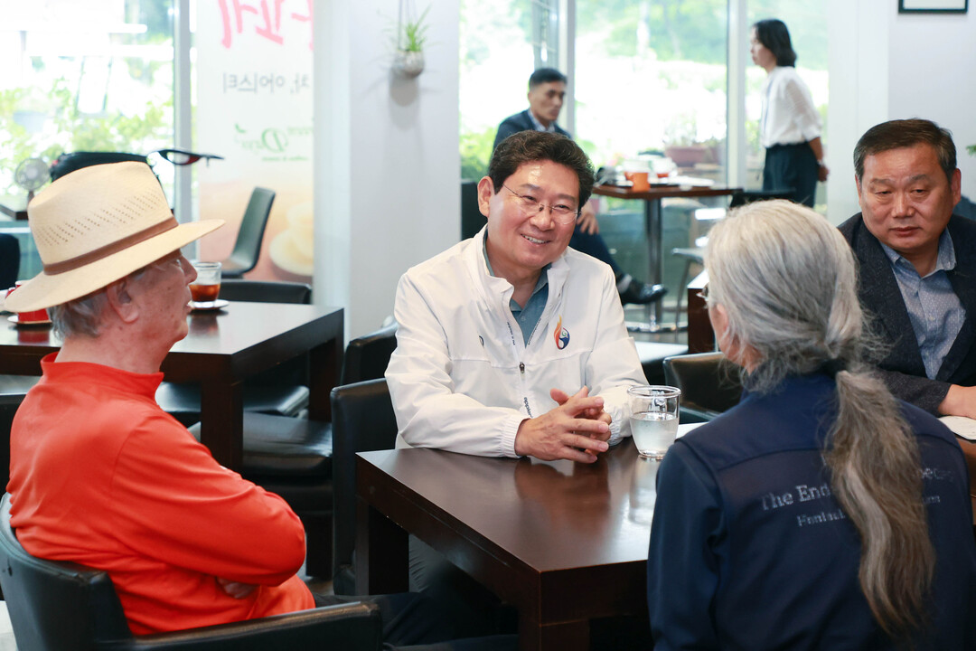 이상일 용인특례시장이 11일 한택식물원을 방문해 현장 관계자와 의견을 나누고 있다. 용인시 제공