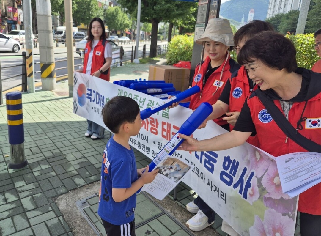 부산 북구 만덕3동 행정복지센터와 한국자유총연맹 만덕3동위원회 회원들이 제80주년 광복절을 앞둔 11일 ‘올바른 국기게양 캠페인 및 나라사랑 태극기 나눔 행사’를 거리에서 하고 있다.  북구청 제공