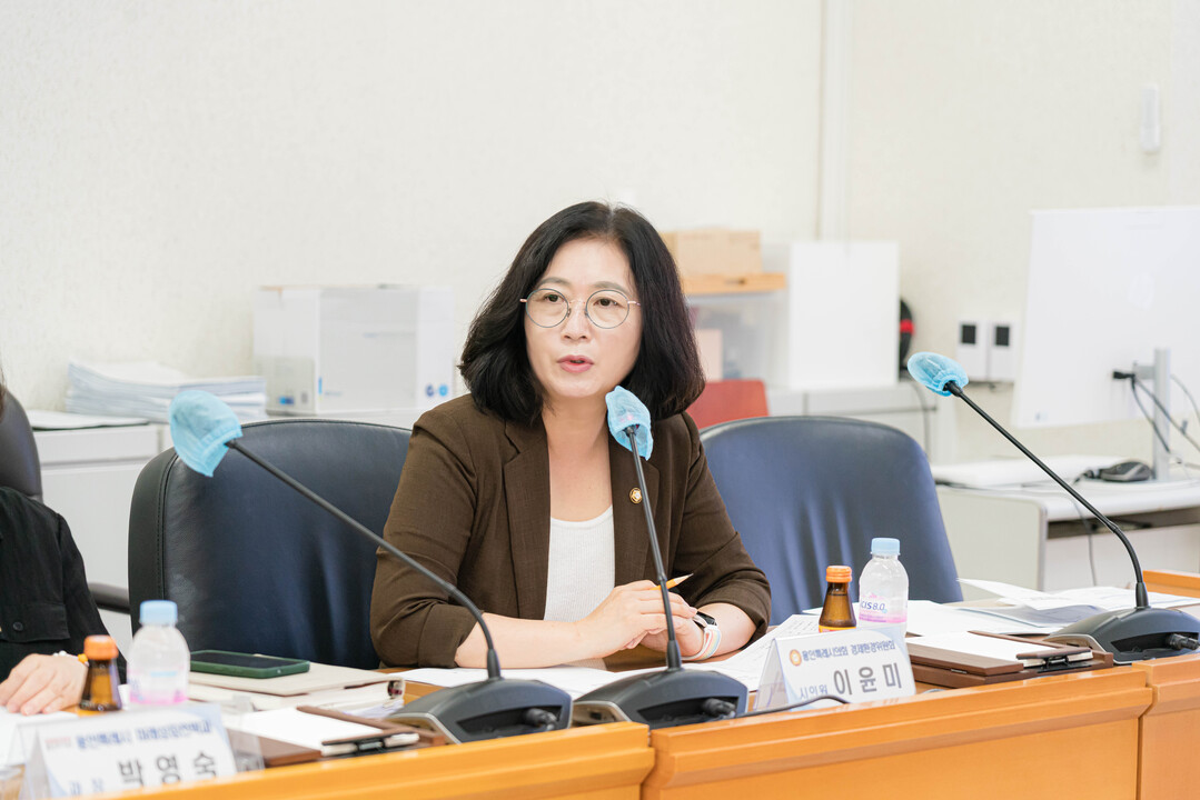 용인시 시민참여형 에너지전환 지원 조례 제정을 위한 간담회에서 이윤미 의원이 발언하고 있다. 용인시의회 제공