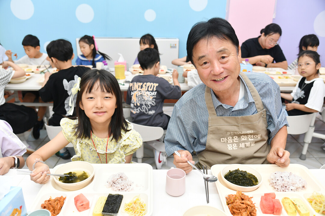 최문순 화천군수가 여름방학 돌봄교실 급식봉사 후 함께 점심 식사를 하고 있다