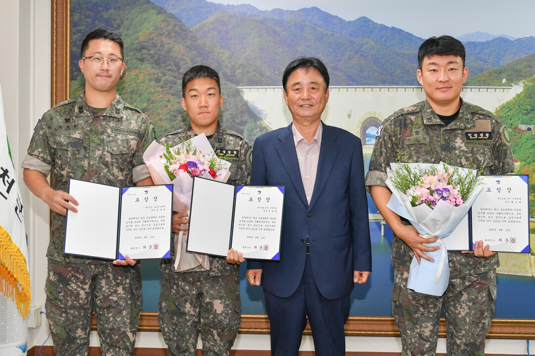 최문순 화천군수는 13일 군청에서 2군단 김광현 상사, 7사단 수색대대 박용범, 황승현 중사(왼쪽부터)에게 표창장을 전달했다.  
