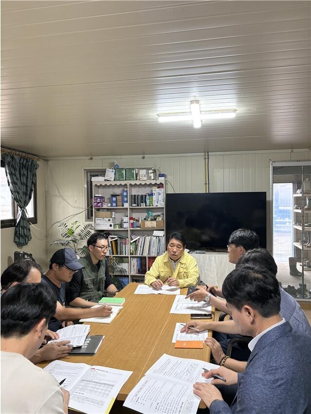 현장 점검 중인 권혁열 도의원(가운데)