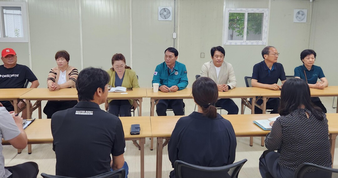 현장 점검 중인 박기영 도의원(가운데)
