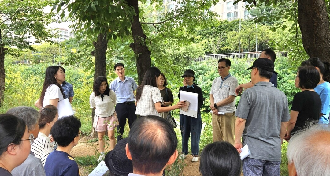 용인시 수지구 주민참여예산위원회 위원들이 11일 고기2교 도로 개설 현장을 방문했다. 용인시 제공