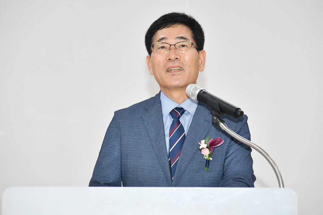 최수명 화천부군수가 퇴임식에서 인사말을 하고 있다