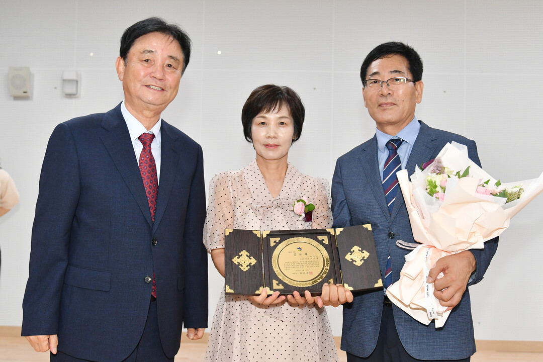 최문순 군수(왼쪽)와 최수명 부군수 내외가 기념촬영을 하고 있다