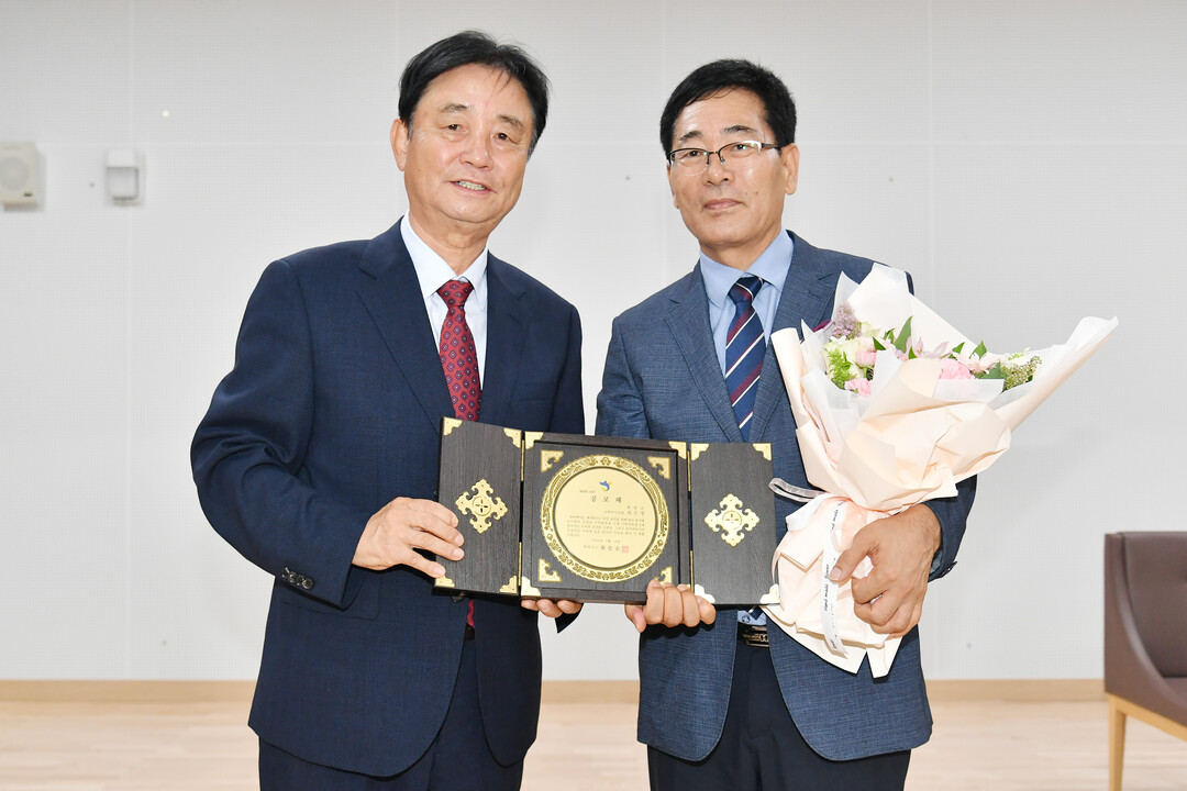 최문순 군수(왼쪽)가 최수명 부군수 퇴임식에서 공로패 전달 후 기념촬영을 하고 있다