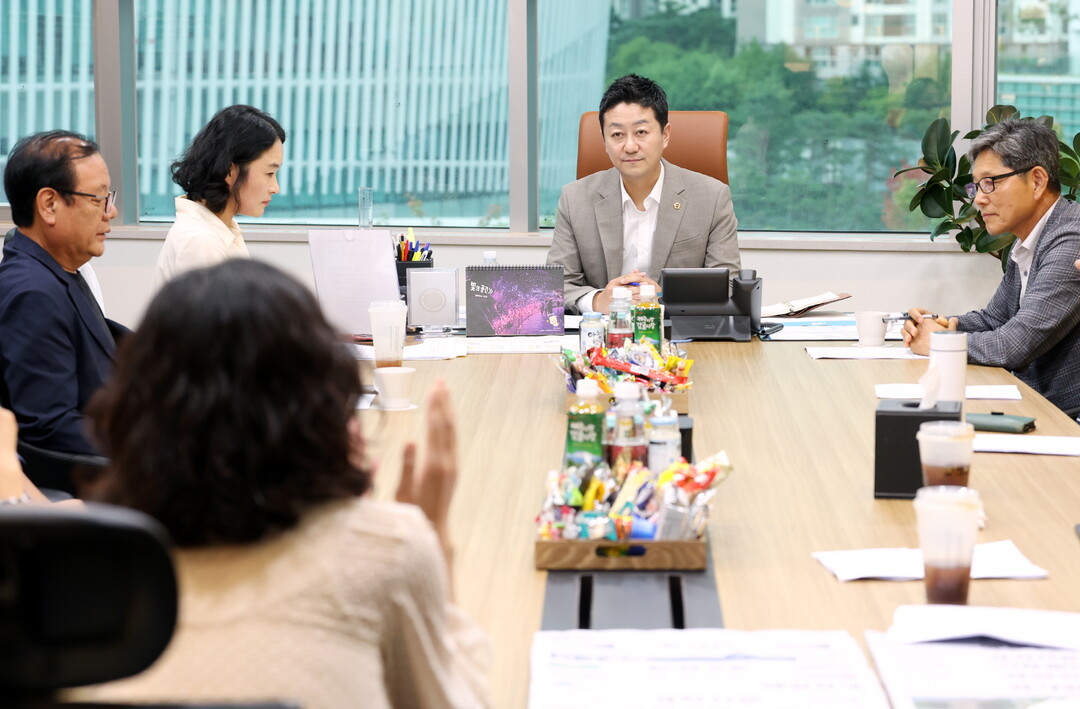 김진경 의장이 14일 오후 의장실에서 ‘경기도교육청 식재료 저가 경쟁입찰 체제 도입 저지 경기도 시민사회 공동대책위원회’와 정담회를 갖고 있다. 경기도의회 제공 