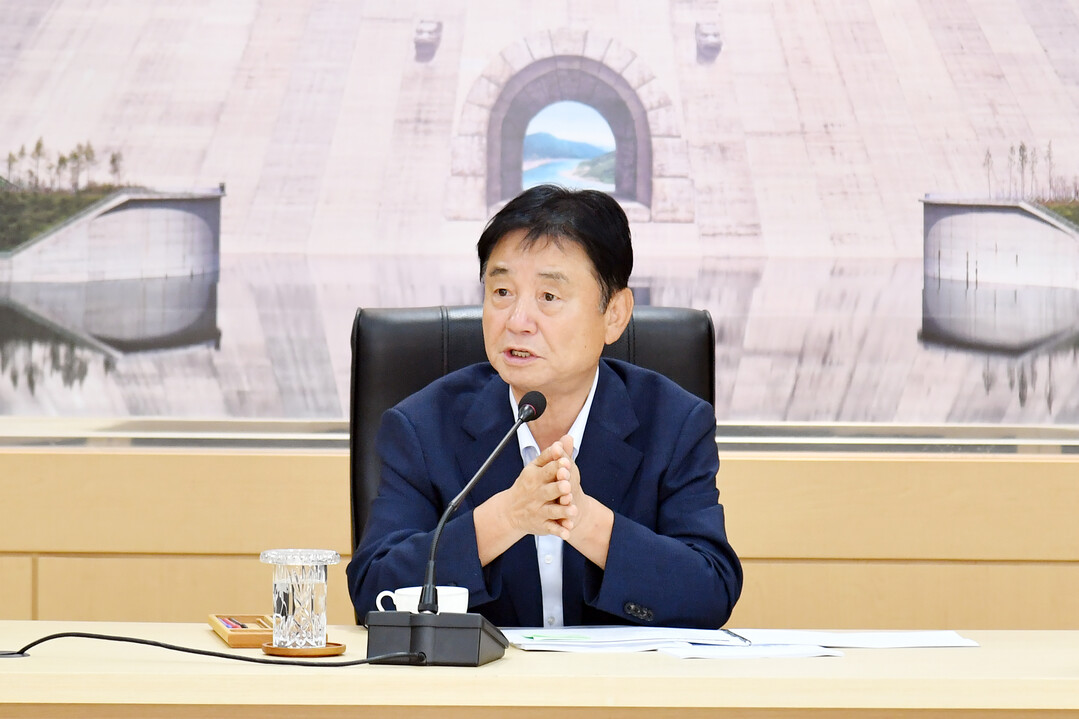 최문순 군수가 2025년 제3회 화천군 반부패 청렴회의에서 인사말을 하고 있다.
