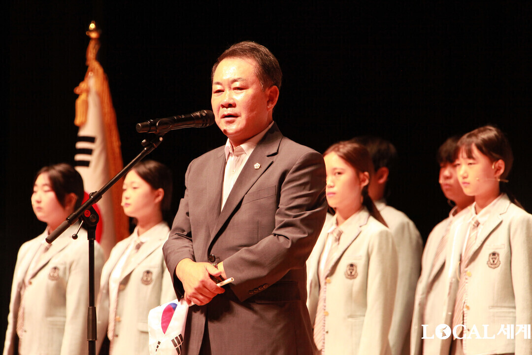 김시성 도의장이 강원특별자치도 제80주년 광복절 경축식 만세 삼창에 앞서 소회를 밝히고 있다