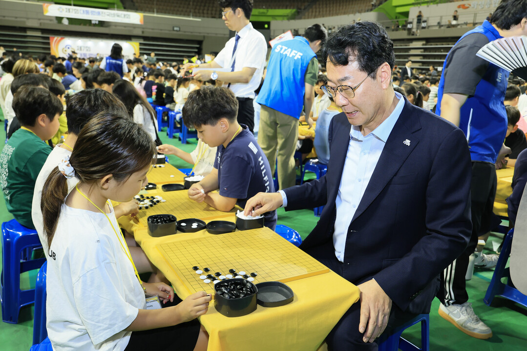 정명근 시장이 대회 참가한 소녀 기사와 대국을 하고 있다.