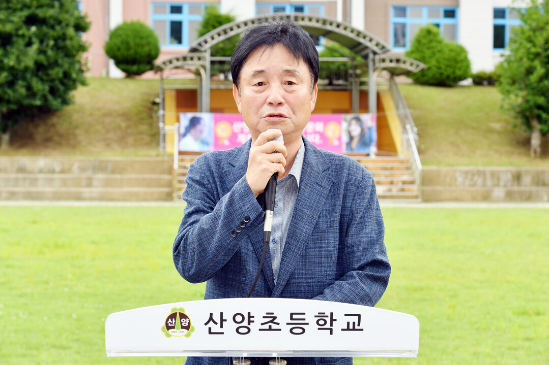 최문순 군수가 화천 산양초교 동문 단합대회에서 인사말을 하고 있다