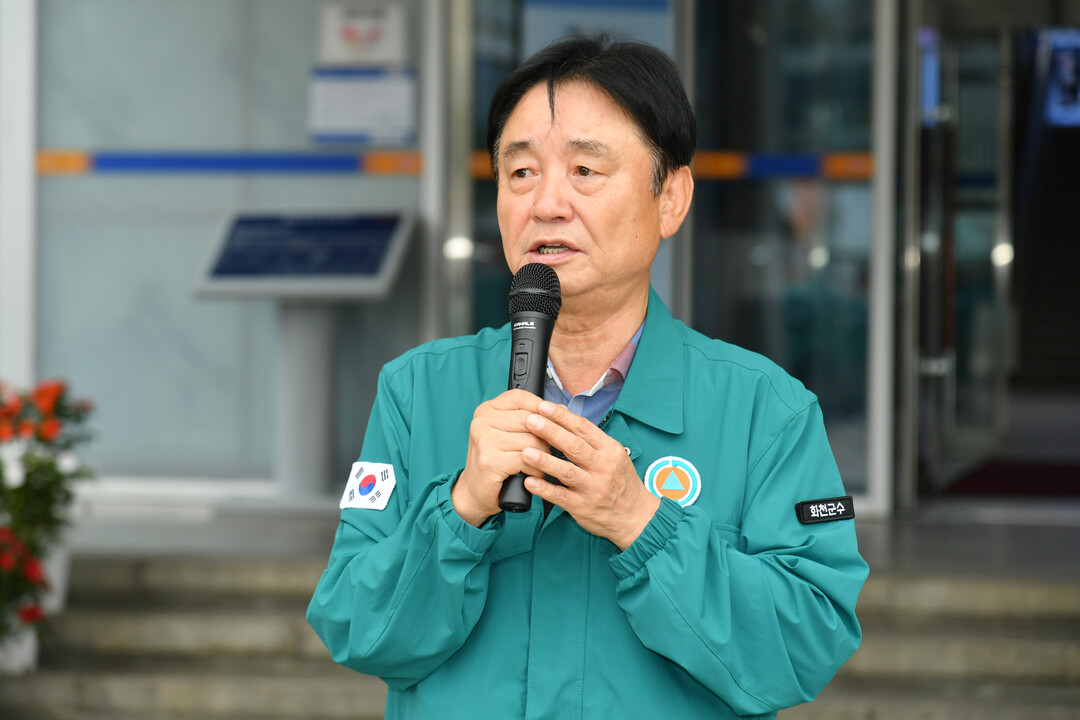 최문순 군수가 2025 을지연습 화천군청 비상소집 훈련에서 인사말을 하고 있다