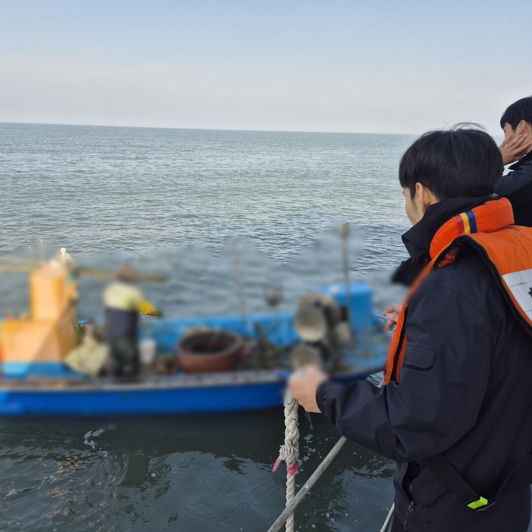 검문검색 중인 해경 모습. 군산해경 제공