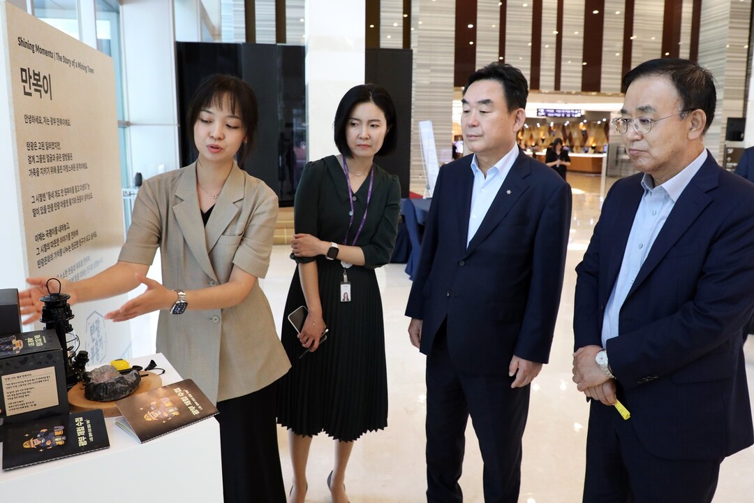 굿즈 전시회를 관람중인 최철규 대표이사직무대행(우측 두번째), 안광복 상임감사위원 (우측 첫번째) / 강원랜드 제공