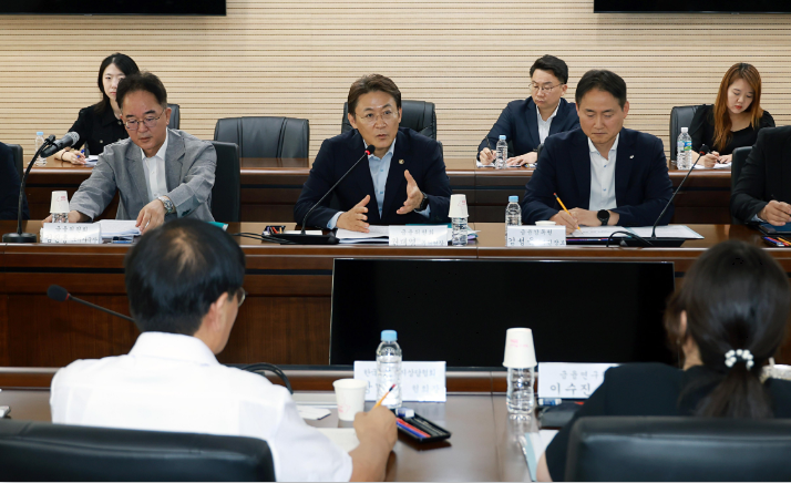 권대영 금융위원회 부위원장은 지난 7월 29일 서울 중구 서민금융진흥원에서 채무자에 대한 채무상담 등 현장 경험이 풍부한 민간 전문가, 유관기관과 함께 개최한 개인 연체채권 관리 관련 현장 간담회에서 금융회사등의 개인 연체채궈 관리실태 파악 및 개선방향에 대해 논의하고 있다. 금융위원회 제공