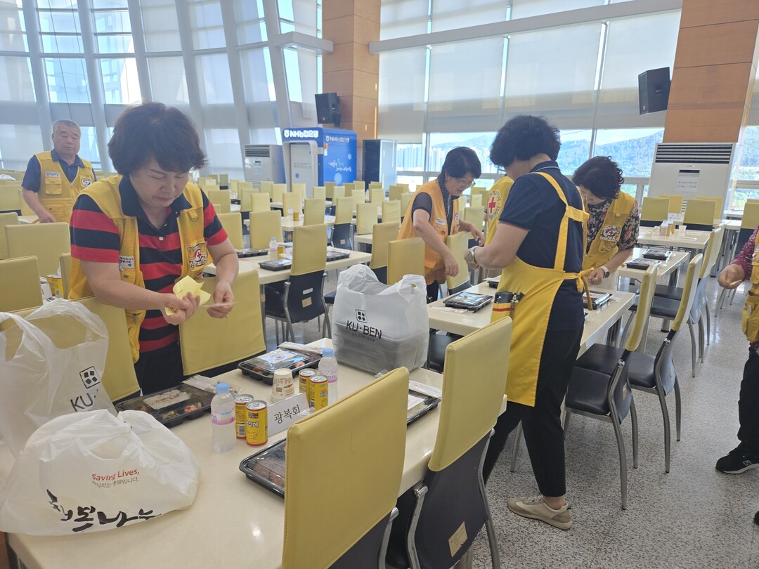 광복 80주년 기념행사에서 대한적십자사 용인신갈청명봉사회가 독립유공자 후손에게 식사를 대접했다.