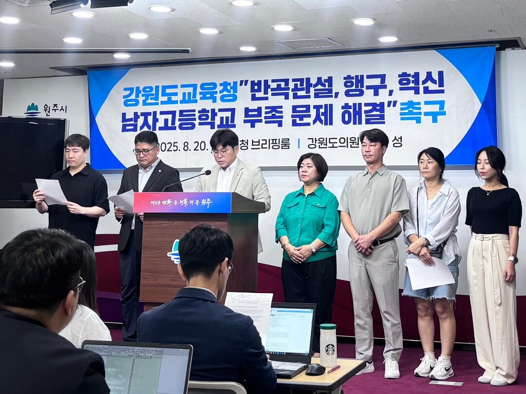 기자회견을 하고 있는 전찬성 도의원(가운데)